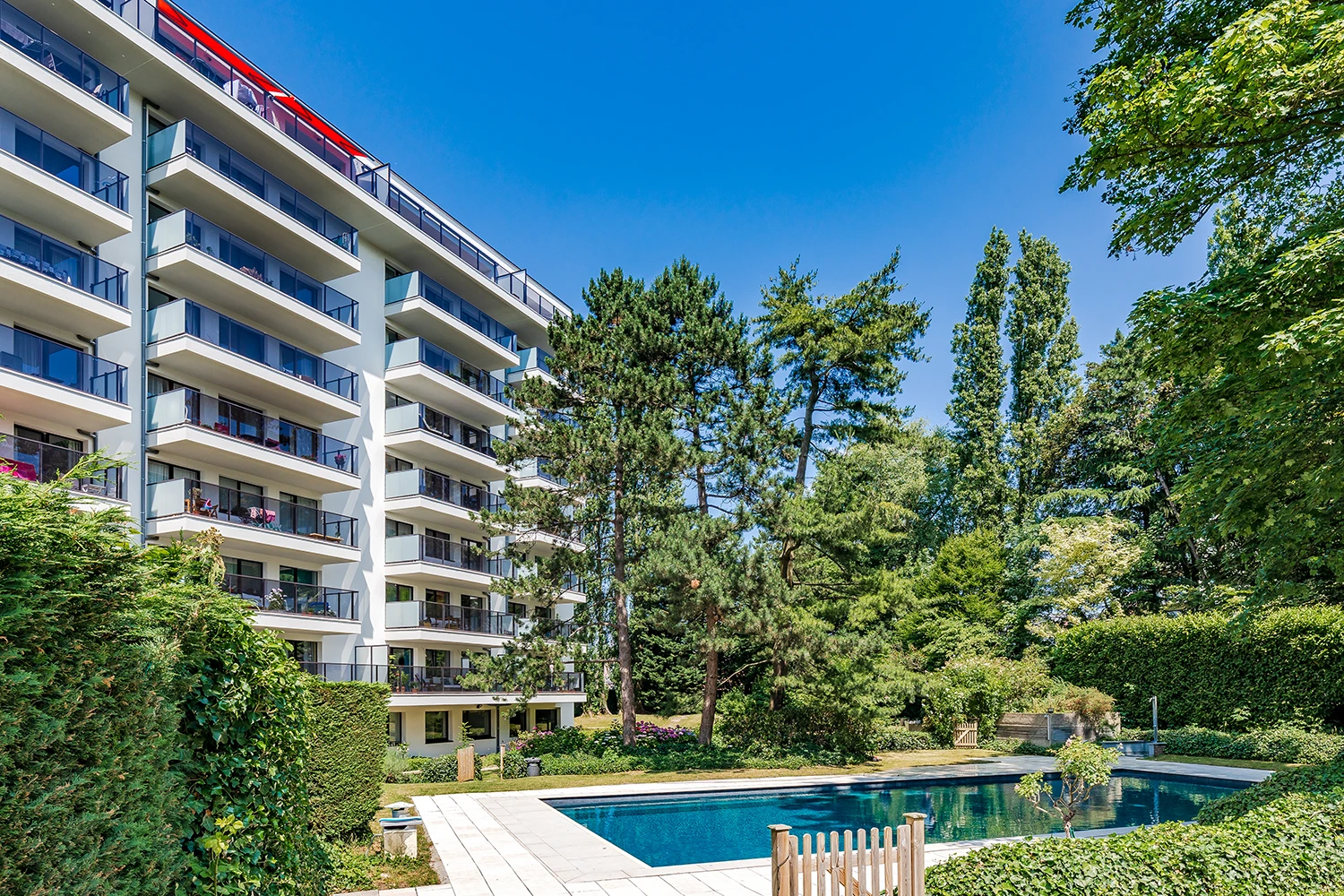 Immeuble résidentiel rénové avec jardin et piscine extérieure à Bruxelles