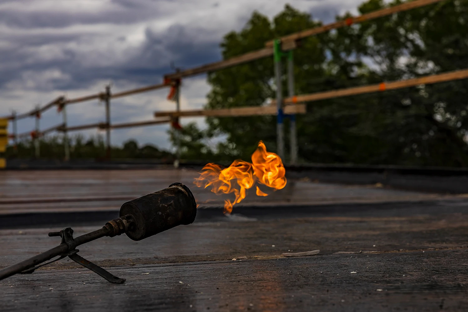 Travaux d’étanchéité d’un toit plat avec chalumeau