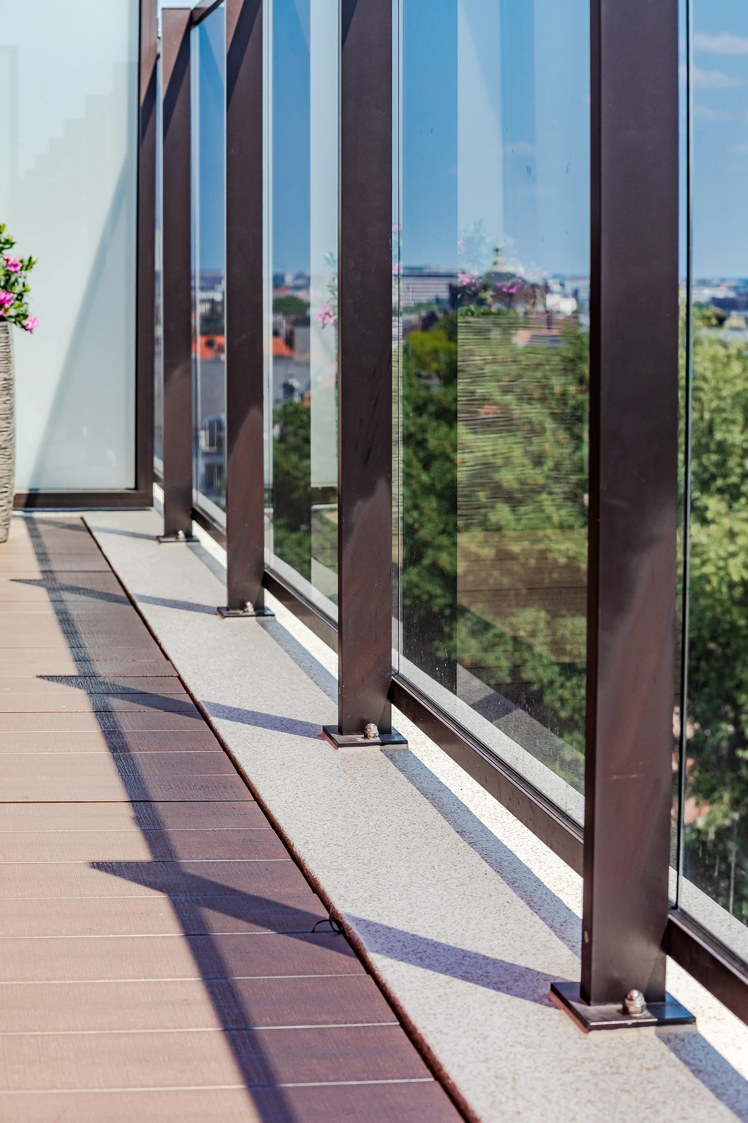 Balustrade vitrée sur terrasse d’immeuble résidentiel