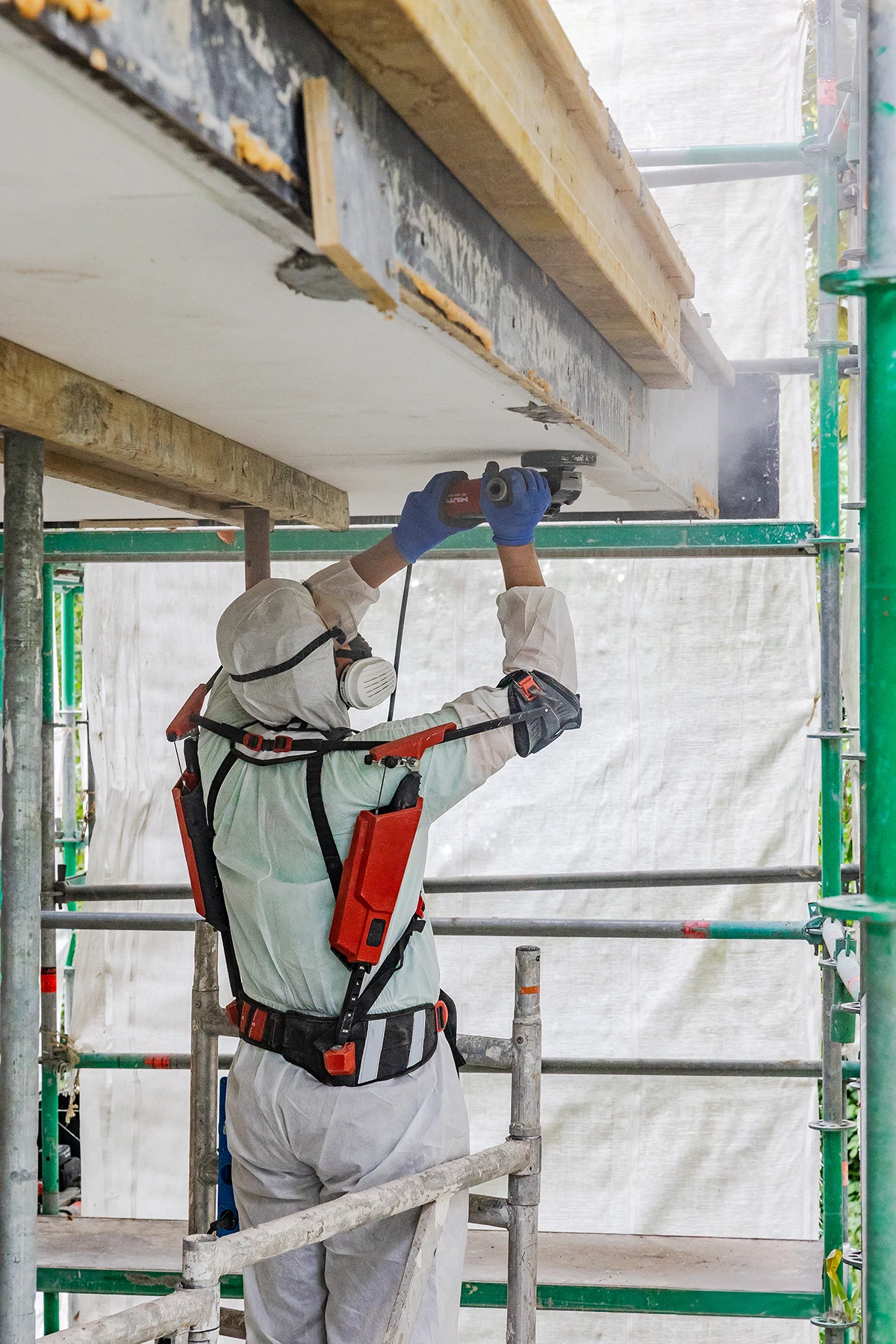 Rénovation de balcon avec exosquelette et outils de précision